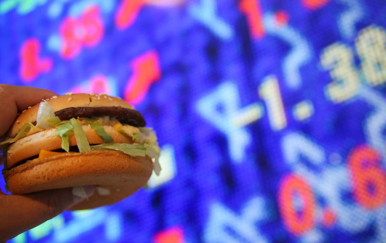 ¿Tu moneda vale más o menos de lo que parece frente al dólar? El Índice Big Mac y el panorama de América Latina