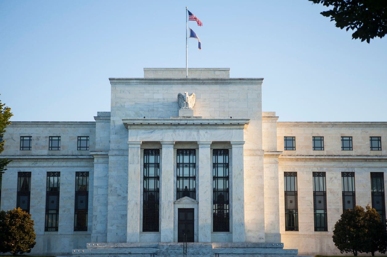 Giro en la política monetaria de EE. UU.: De la Fed de Powell a la Fed de Warsh